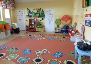 Kolorowa sala Muchomorki. Na środku podłogi dywan w kwiaty