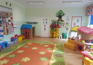Sala Biedronki . Na podłodze kolorowy dywan w kwiaty