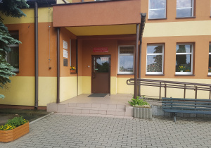 Budynek przedszkola pomalowany w kolorach pomarańczowo- piaskowy