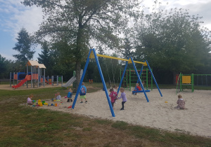 Dziewczynki bawiące się w piaskownicy