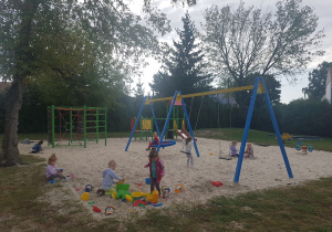 Dzieci bawiące się na placu zabaw.