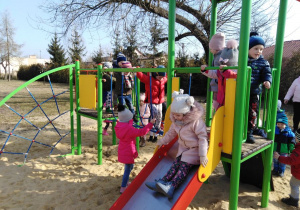 Dzieci bawią się na nowym placu zabaw