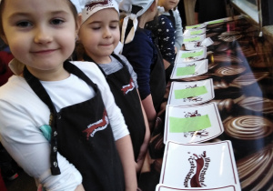 Dzieci podczas warsztatów z czekolady