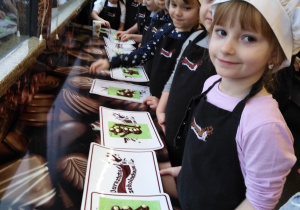 Dzieci podczas warsztatów z czekolady