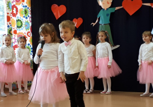 Występy dzieci podczas uroczystości