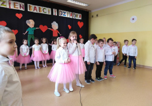 Występy dzieci podczas uroczystości