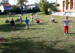 Dzieci bawią się w zabawę ruchową "Pająk idzie"