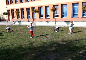 Dzieci bawią się w zabawę ruchową "Pająk idzie"