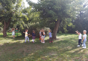 Dzieci podczas zabaw w ogordzie przedszkolnym