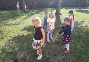 Dzieci podczas zabaw na świeżym powietrzu