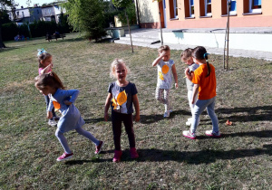 Dzieci podczas zabaw w ogrodzie przedszkolnym
