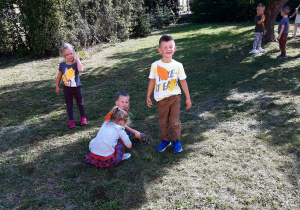 Dzieci podczas zabaw w ogrodzie przedszkolnym