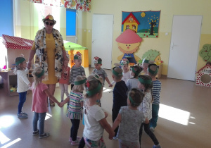 Dzieci tańczą w kółeczku z Panią Jesienią.