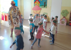 Dzieci tańczą z Panią Jesienią.