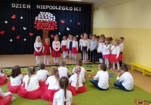 Dzieci śpiewają pieśni patriotyczne