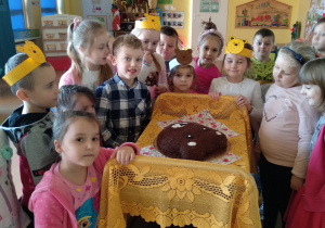 Dzieci podziwiają misiowy tort