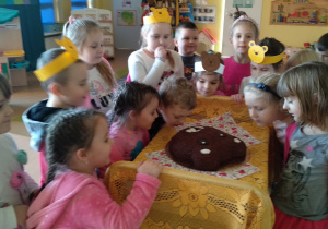 Dzieci podziwiają misiowy tort