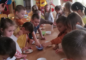 Dzieci ozdabiają misiowe ciasteczka