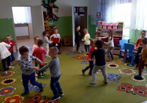 Dzieci tańczą do piosenki "Pluszowe niedźwiadki" w wykonaniu zespołu Czerwone Gitary