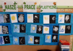 Dzieci przedstwiły dzień rysując kredkami słońce i niebo na białej kartce, natomiast noc - rysując kredą księżyc i gwiazdy na czarnej kartce