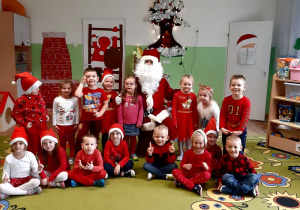 Dzieci ze Świętym Mikołajem.