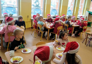 Dzieci czekają na św. Mikołaja