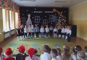 Dzieci składają życzenia świąteczne pracownikom przedszkola oraz pozostałym dzieciom