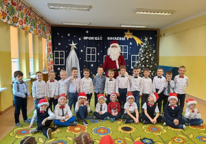 Zdjęcie grupowe wszystkich chłopców z przedszkola z Mikołajem