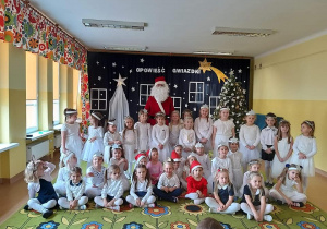 Zdjęcie grupowe wszystkich dziewczynek z przedszkola z Mikołajem