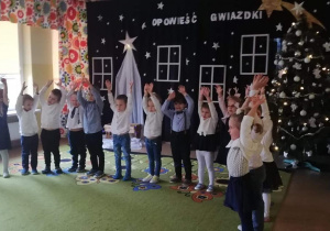 Dzieci spiewaja kolędę "Chwała na wysokości"