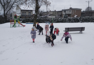 Dzieci bawią się na śniegu