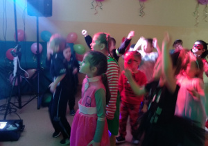 Dzieci tańczą podczas balu