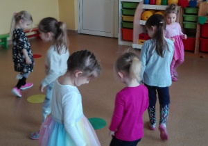 Dzieci tańczą w kółku