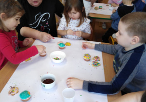 Dzieci dekorują ciasteczka