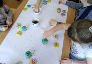 Dzieci dekorują ciasteczka