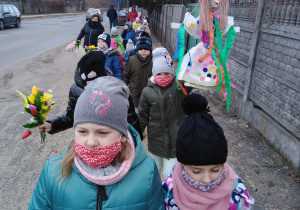 Dzieci z Marzanną idą w korowodzie