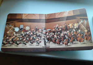 Ilustracja w książeczce przedstawiająca instrumenty w orkiestrze
