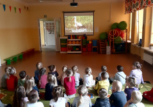 Dzieci oglądają film edukacyjny o oznakach wiosny