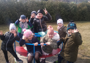 Dzieci podczas zabaw na karuzeli