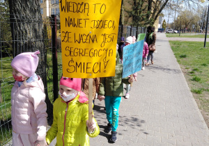Dzieci z plakatami idą ulicami naszego miasta