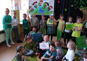 Dzieci w przedszkolu na tle dekoracji Dzień Ziemi