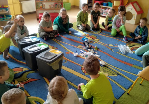 Dzieci podczas zajęć segregują śmieci