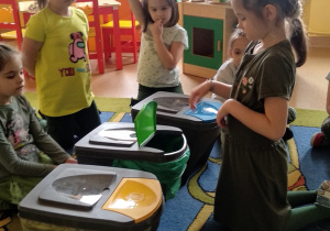 Dzieci podczas zajęć segregują śmieci