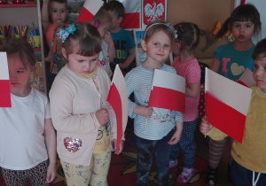 Dzieci stoją z flagami