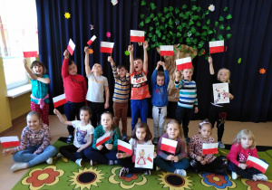 Dzieci z własnoręcznie wykonanymi flagami