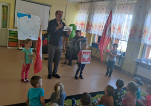 Dzieci trzymają symbole Polski