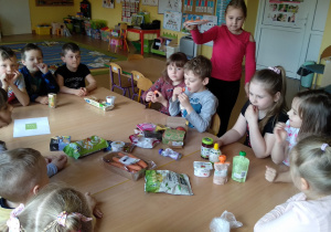 Dzieci próbują produkty ekologiczne