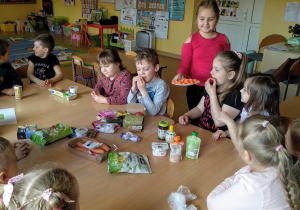 Dzieci próbują produkty ekologiczne