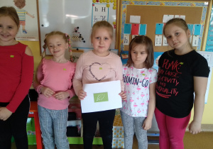 Dziewczynki demonstrują znaczek "eko"
