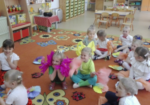Dzieci siedzą i śpiewają piosenkę